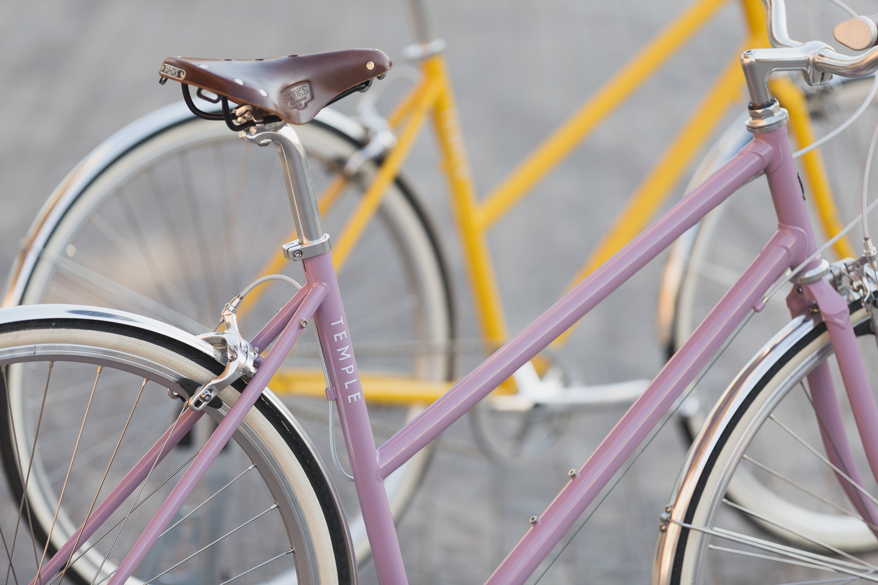 Books leather saddle on a steel commuter bike in pink.