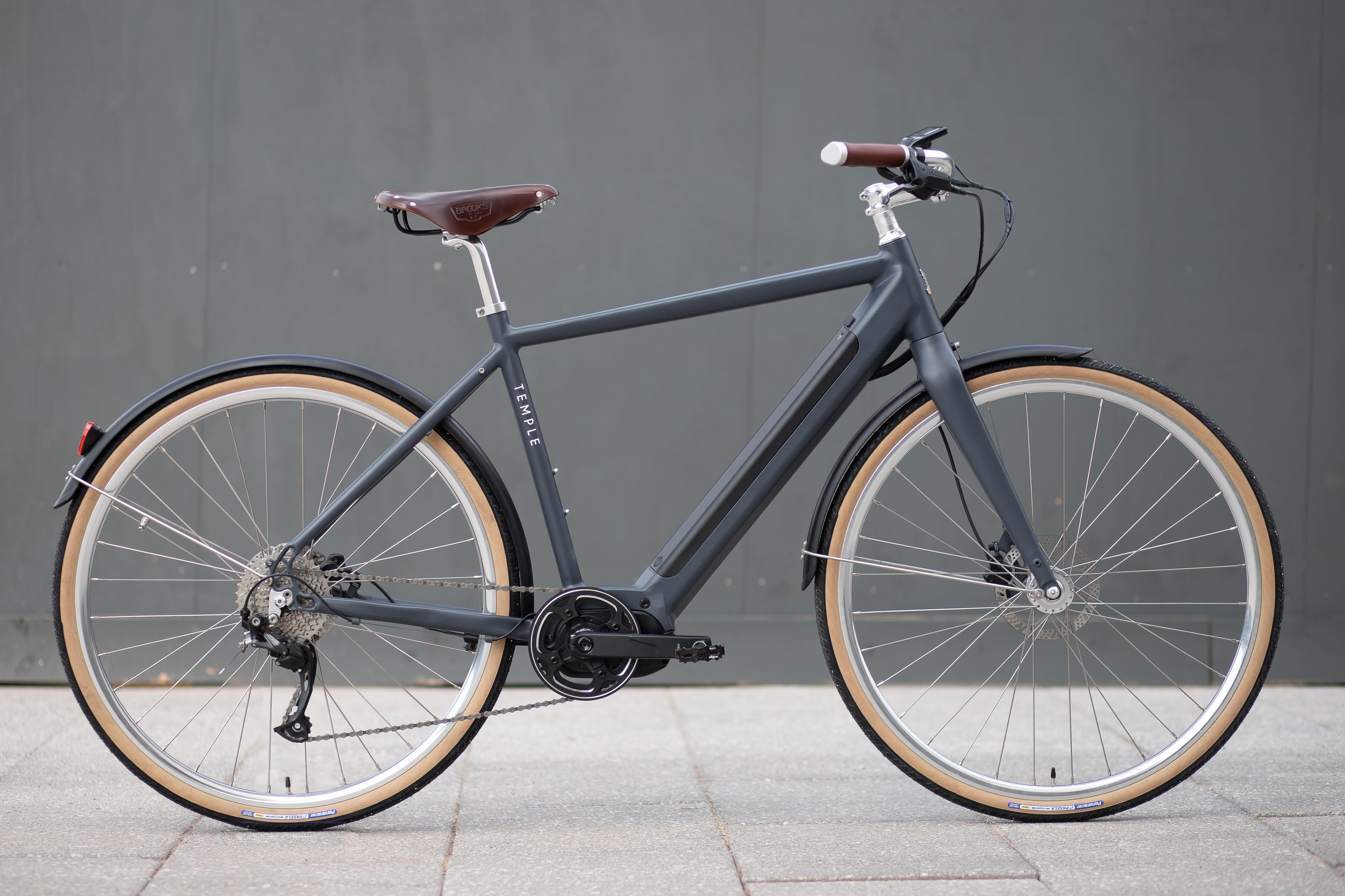 Versatile minimalist electric bike, urban setting.