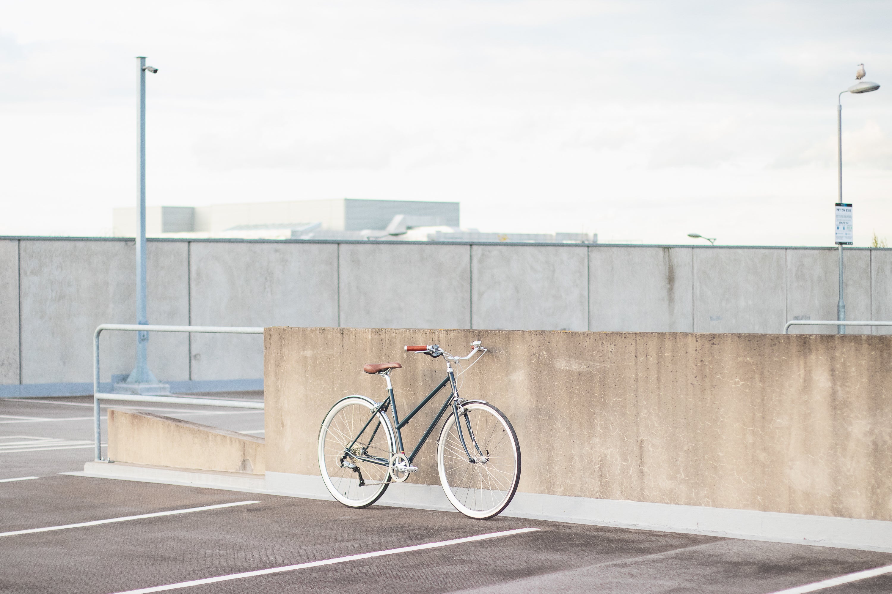 All-rounder leisure bicycle in blue, propped up in an urban setting.